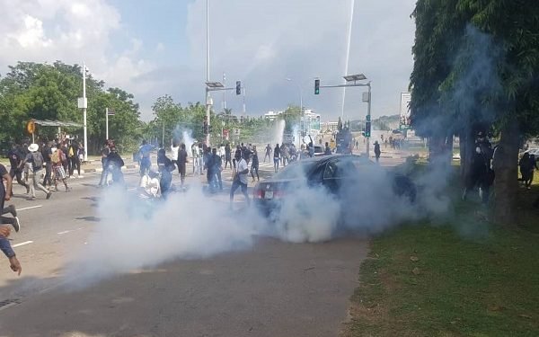 #EndSARSMemorial2: Police shoot teargas at youths in Lagos (VIDEO)