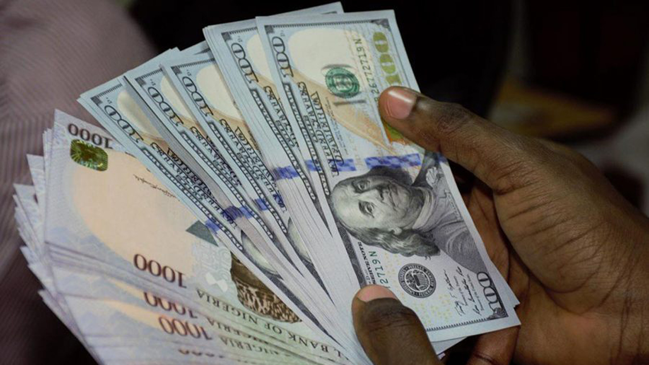BREAKING: Naira to dollar exchange rate hits to N900/$1 at black market