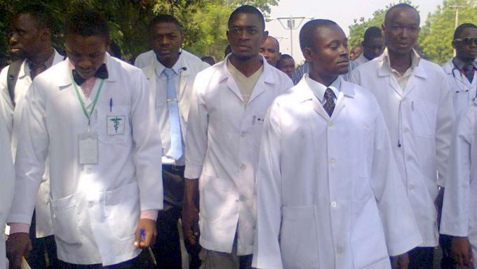 FG approves N25,000 allowance for doctors amid strike