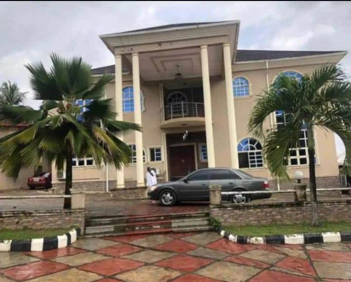 Oba Abib Awobajo donates house as permanent palace