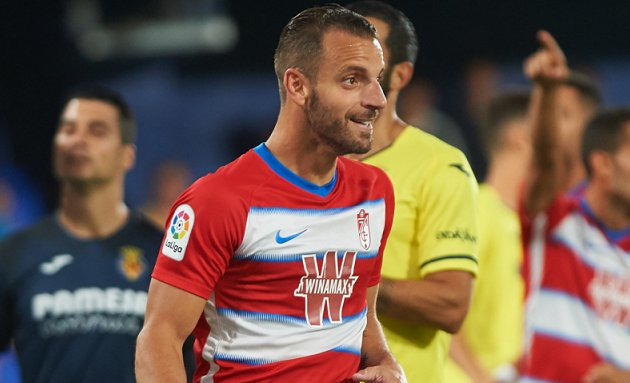 Roberto Soldado announces retirement from football after 21-year career