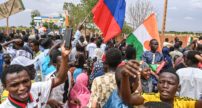 Thousands of coup supporters gathered near French base in Niger (PHOTOS)