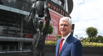 Arsène Wenger visits his statue for the first time at Emirates Stadium