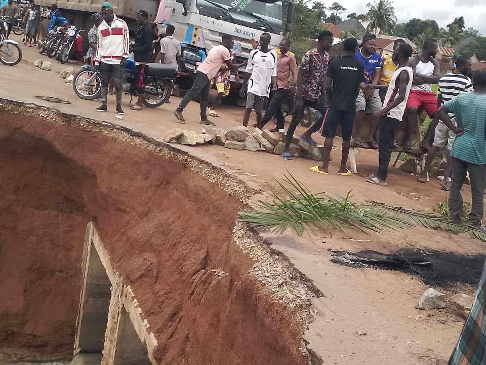 Angry Benue youths block Gboko-Aliade road, demand road construction