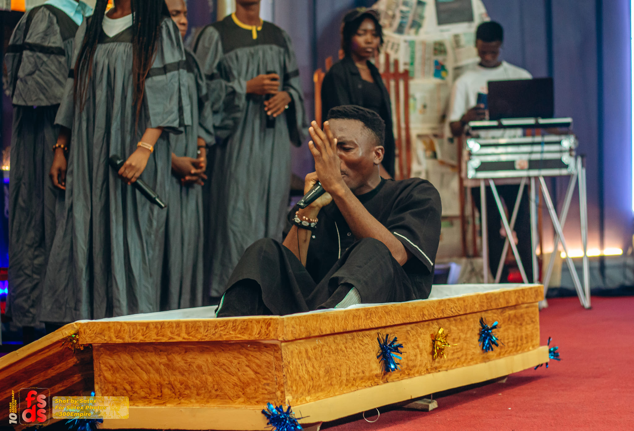 Funeral service: Gospel singer, Samuel Oguche arrives stage in a coffin (Photos)