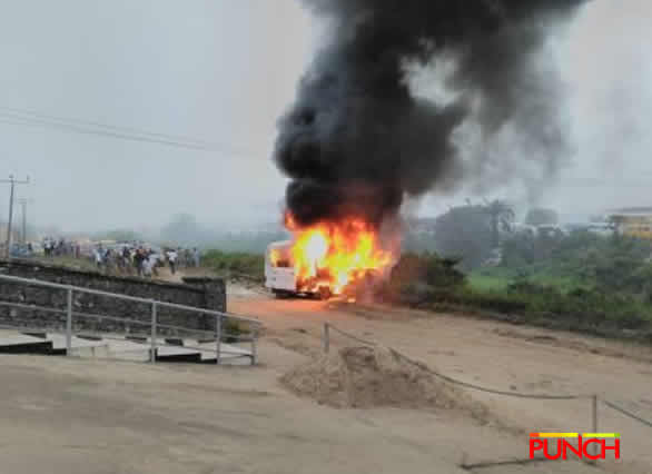 Mob sets vehicle ablaze after fatal accident claims female trader’s life in Imo