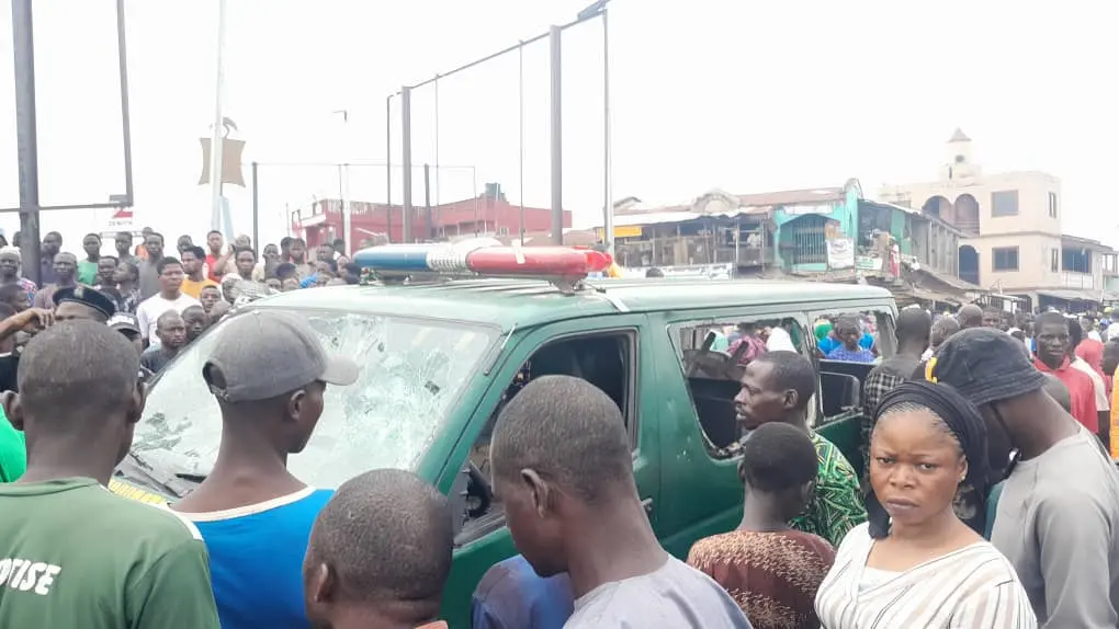 One dead as correctional service bus crashes into Ilorin market