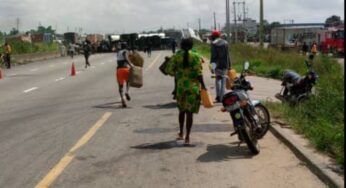 Ogun residents scramble to collect fuel from tanker crash on Lagos-Ibadan expressway