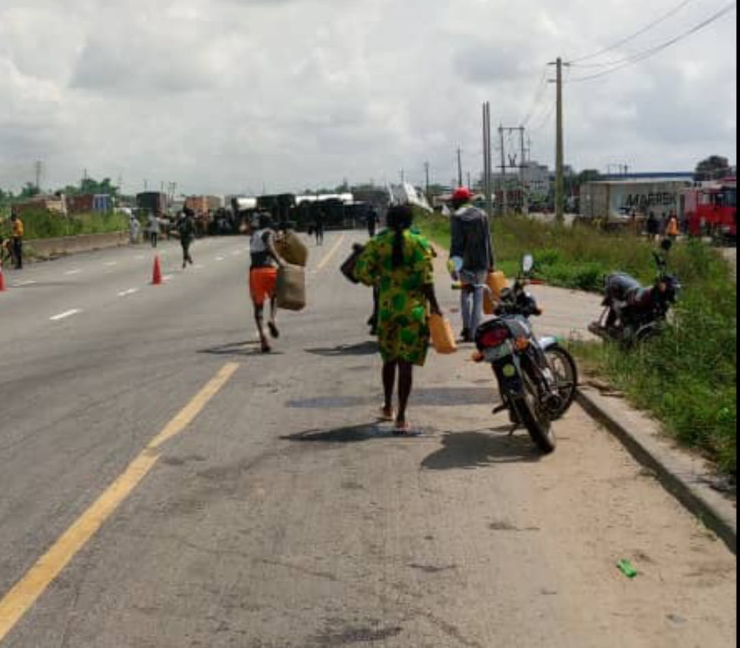 Ogun residents scramble to collect fuel from tanker crash on Lagos-Ibadan expressway