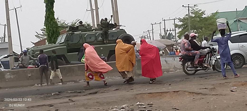 Drama as protesters hijack trailer, loot foodstuff in Niger