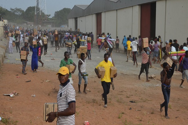 Residents loot NEMA warehouse in Abuja