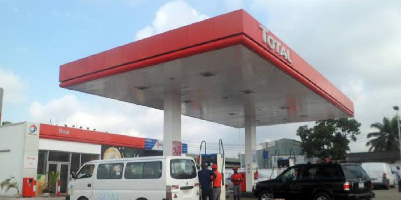 Drama as Total filling station attendants allegedly force customers to by meat pies to buy fuel