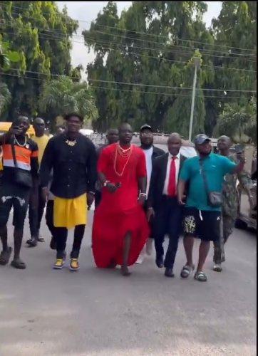 VeryDarkMan arrives Ikeja Court in grand style for alleged defamation suit